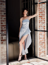 Asymmetrisches trägerloses Kleid mit Rüschen